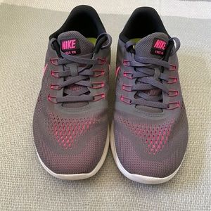 NIKE free runs
